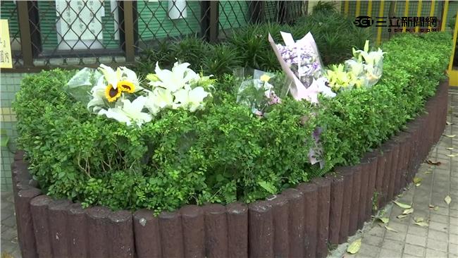 以鮮花築圍牆　民眾盼劉小妹一路好走