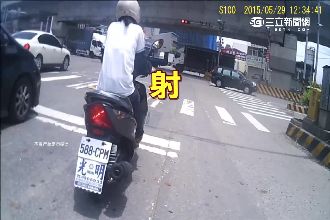 白目最危險！駕駛朝人丟沖天炮嚇騎士