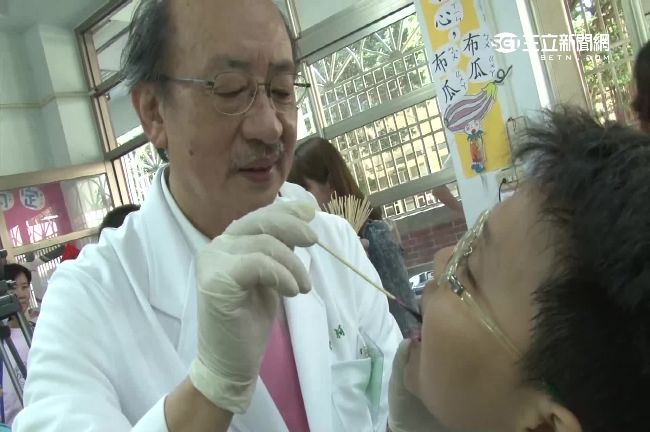 柯建銘隔23年重披白袍　替學童看牙