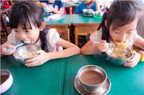 營養午餐-flickr-Tony Tseng-https://www.flickr.com/photos/tsengphotos/16721632934/