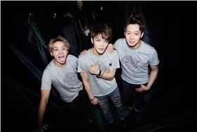 ▲南韓超人氣團體JYJ成員們陸續入伍，想看見3人合體至少需再等2年。（圖／翻攝自JYJ Official臉書）