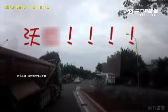 砂石「馬路霸王」　狂叭救護車逼讓路
