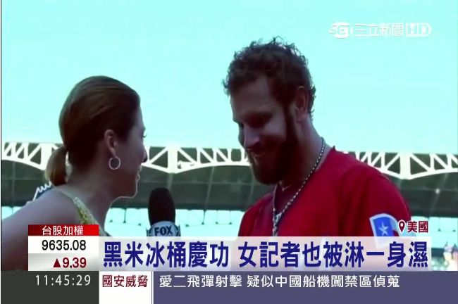 球星建功記者遭殃！慘遭冰桶淋全身