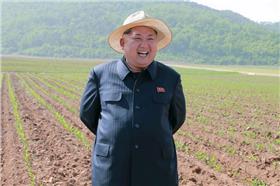 金正恩,北韓,草帽,視察,蝴蝶結▲圖／翻攝自CRI
http://big5.cri.cn/gate/big5/gb.cri.cn/42071/2015/06/01/782s4980896.htm