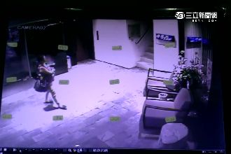 摩鐵赴約「乾洗」　正妹裸披浴巾求救