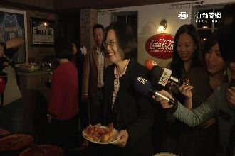 最愛披薩！蔡英文拿刀叉秀「新吃法」