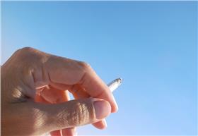 菸▲圖／攝影者Shannon Holman, flickr CC License
https://www.flickr.com/photos/shannonholman/2830804591/in/photolist-zmn2t-4Lb4eE-iWur6Z-iWvfFE-iWvdZU-iWwXf5-iWwV1q-iWsWQV-iWwNNf-iWv1Qo-iWuZ9Y-iWsK6c-iWwwX7-iWwrvf-iWsrU8-iWwjWJ-4L7V5n-7aovER-jYv1w8-4Pu1nX-dLwd4V-7LW8s4-oq58L3-pXGFUw-TjbCF-bVDGTM-7M16UL-9UvKDU-oFN3Mh-4y1owG-nNsw9S-7zXgmg-7VuZyD-pRvLDH-5j9BzH-atYa2R-djC7Fp-qdSMzj-7QZ6fe-q2Adg2-8U6HGR-fBKEX6-cEnCed-7yAp4n-8mV4qz-7AbZLP-8AyAA7-5Urjxt-bvy3no-7vyVnz