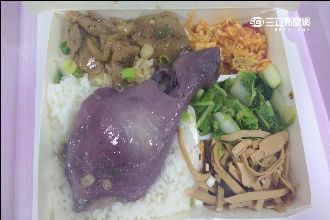 校園便當有毒？驚見「紫雞腿」竟是…