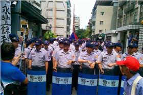 韓國,Hydis,警察　圖／翻攝自《韓國Hydis工人 團結·鬥爭》臉書