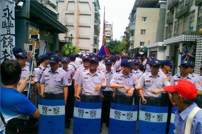警民衝突！韓抗議民眾遭警方強制驅離