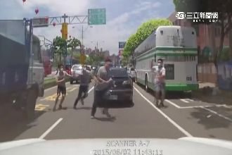 法院前囂張狂追堵人　4打1棍棒齊飛