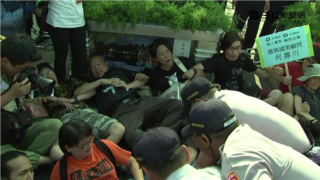 韓勞工總統府前抗議　與警爆推擠衝突