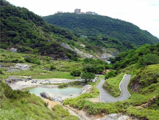 陽明山傳車輛墜谷　救出1男已無心跳