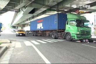 聯結車撞機車　11支監視器全瞎了