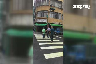 「憨兒是父親的眼」父子倆拾荒度日