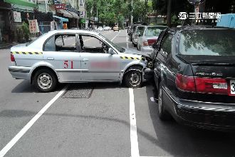 太緊張釀禍！教練車衝破圍籬撞路邊車