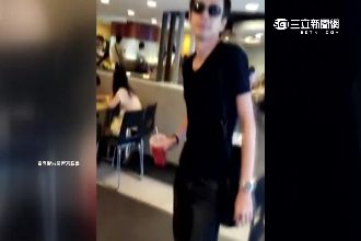 速食店裡「多看一眼」！男子怒砸飲料