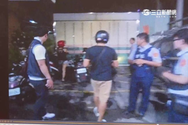 嗆辣女警1擋20！霸氣喝斥嚇退飆仔