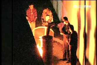 死囚腳鍊塞酬謝金　伏法後燒紙錢上路