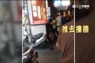 疑原配當街逮夫外遇　怒打小三還扒衣