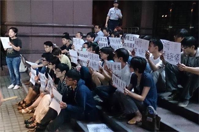 廢死聯盟抗議槍決　反廢死民眾丟雞蛋