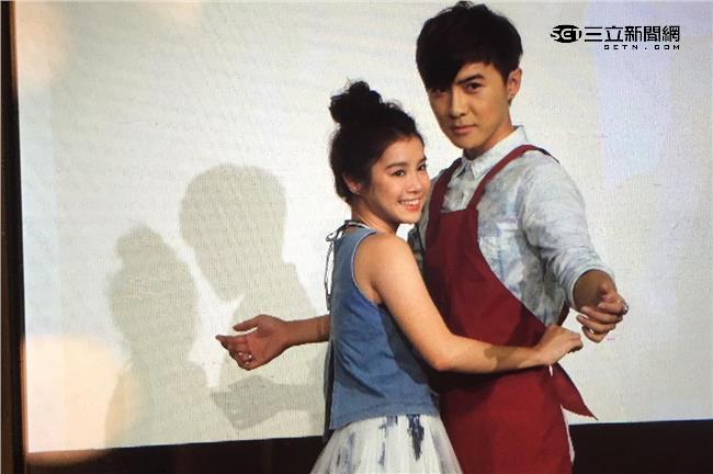 粉紅泡泡狂飄　李佳穎替唐禹哲綁圍裙