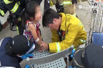 4歲萌妹好奇戳椅洞　結果竟然…