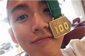 ▲柯震東參與大陸路跑活動，與名將陳盆濱一同跑了10公里。（圖／翻攝自柯震東 Kai Ko臉書）
