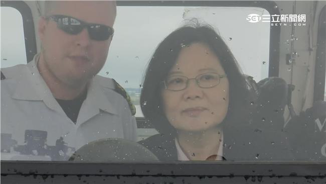 還拿手機反拍！小英訪美愉快「掌舵」