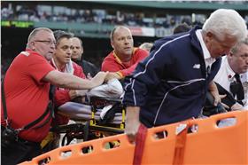 女球迷遭棒斷砸傷(AP)