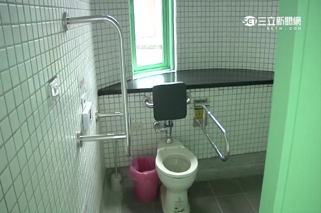 上廁所恐春光外洩？馬桶後面窗戶超低