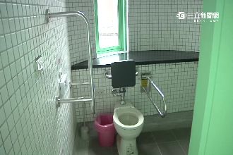 上廁所恐春光外洩？馬桶後面窗戶超低