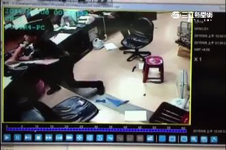 疑拉K遭警臨檢不滿　惡煞揪眾砸摩鐵