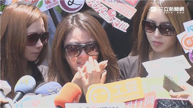 安鈞璨告別式安以軒淚崩：永遠愛你！