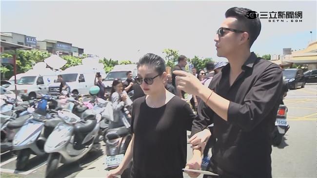 安鈞璨今辦告別式！大S夫妻悲慟現身