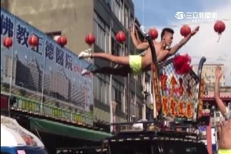 媽祖廟前猛男跳鋼管　婆媽喊：太養眼