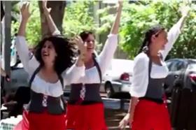 牛奶,人奶,辣妹,乳汁,正妹▲圖／翻攝自youtube影片