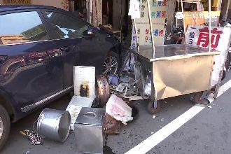 女駕駛撞3店面！連騎車阿嬤都被撞飛