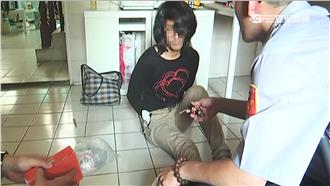 狼跟蹤站崗5年　想和孿生姊妹組家庭