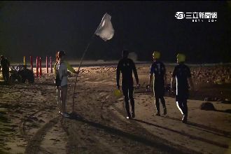 暗夜風浪掀翻香蕉船　女大生落海失蹤