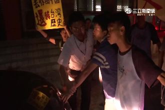 學生包圍教長座車　抗議違法黑箱課鋼