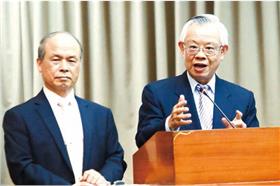 彭淮南（右）力挺張盛和，讓「房地合一稅改」罕見地快速通過。/新新聞提供