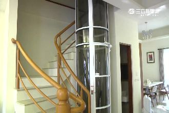 太空梭電梯出包　女卡半小時又熱又悶