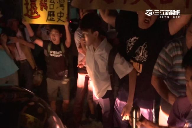 不滿新課綱　學生：用身體繼續戰鬥