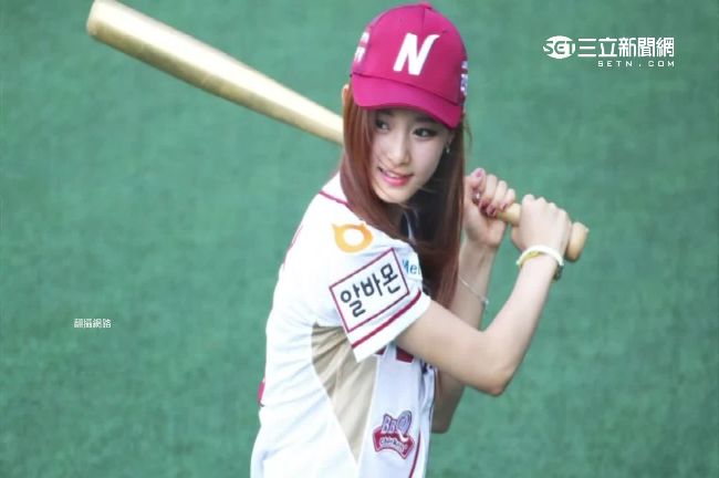 台正妹在韓爆紅！周子瑜登韓職開球