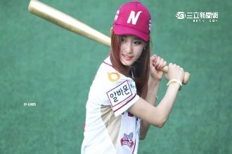 台正妹在韓爆紅！周子瑜登韓職開球