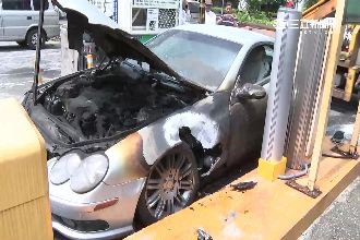 熱到火燒車？　百萬賓士車引擎自燃