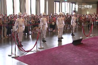 陸客搶拍照　嗆儀隊擋路：你讓一讓啦