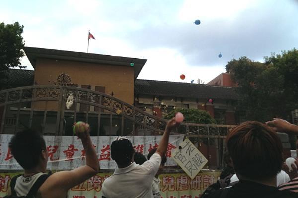 要增虐兒刑度　兒權會立院灑冥紙抗議