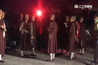 靈鷲山暗夜大火　疏散百人6人送醫